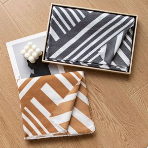 Bufanda de invierno gruesa y cálida a rayas, tipo cachemira, para mujer, chal de lujo personalizado con borlas, venta al por mayor directa de fábrica - Product Image 3