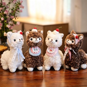 Lindo Peluche de Alpaca, Animal de Peluche Kawaii, Muñeco de Alpaca Blanco de Felpa Suave con Lazo y Decoración de Cereza, Regalo al por Mayor - Product Image 2
