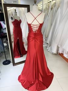 فستان سهرة طويل أنيق أحمر من الساتان مع فتحة طويلة بطول الركبة فستان سهرة بطول الأرض - Product Image 5
