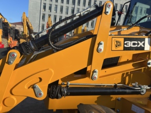 Nouvelle chargeuse-pelleteuse JCB 3CX 4WD, système de puissance fiable, structure compacte, pour conditions de travail étroites. - Product Image 3