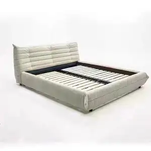 سرير قياس كبير مُنجَّد من النسيج أبيض حقيقي وحديث مناسب للفيلا وهو أحد أطقم أثاث غرف النوم ذو تصميم بسيط عالي الجودة