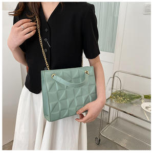 Sac à main fourre-tout à chaîne en cuir de grande capacité pour femmes avec sac sous les bras en treillis de diamant avec fermeture à glissière doublure en polyester PU - Product Image 4