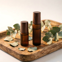 Flacon roll-on en verre ambré givré avec bouchon en bois pour huile essentielle, parfum, conteneur portable rechargeable à bille roulante 5ml 10ml