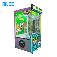BLEE Machine à griffes de football à monnayeur, jeu de grue à prix en forme de ballon de football, avec joystick et éclairage LED, pour centre de divertissement et FEC