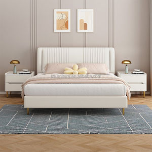 Lit d'hôtel 3 étoiles économique sur mesure, taille King, avec tête de lit capitonnée à cannelures verticales, lit rembourré moderne avec cadre en bois - Product Image 1