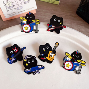 เข็มกลัดอะนิเมะ WOWEI ลายการ์ตูนน่ารัก สีดำ สำหรับนักดนตรี กีตาร์ กลอง เบส วงดนตรี  ชุบสังกะสีดำ - Product Image 1