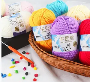 नि: शुल्क नमूने विभिन्न रंग नरम Worsted बुनाई बच्चे यार्न Crochet के लिए मोटी दूध कपास यार्न