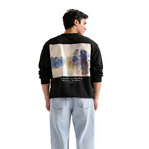 เสื้อสเวตเชิ้ตคอกลมสีดำพร้อมคำคม "ความลับของโรสแมรี่" โดยชิมามันดา งโกซี อดิชีชุดลำลองสำหรับผู้ชาย - Product Image 2