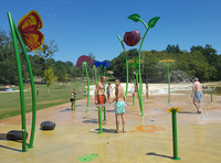 Peralatan Splash Pad Luar Ruangan Anak-Anak Fitur Semprotan Air Kupu-kupu Kumbang Bunga Peralatan Bermain Taman Air Fiberglass