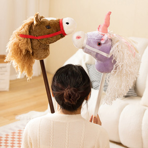 Cheval à bascule classique en peluche sur bâton - Jouet d'imitation à monter avec tête de cheval réaliste, pour les jeux imaginatifs en plein air des enfants - Product Image 3