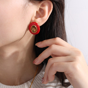 Boucles d'oreilles ovales rouges avec incrustation de cristaux dorés pour bijoux de fête et de mode - Product Image 4