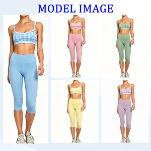 Completo Sportivo 2 in 1 per Donna: Reggiseno Sportivo Stratificato e Pantaloni <span class=keywords><strong>a</strong></span> Tre Quarti, Set Traspirante Personalizzato Stampato in 2 Pezzi - Product Image 2