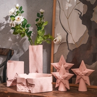 Vase à fleurs en céramique moderne avec bord ondulé et base géométrique en étoile, rose mat, décoration sculpturale pour salon et hôtel