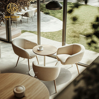 Ensemble de mobilier commercial moderne, haut de gamme, durable et écologique en bois et tissu, comprenant table carrée, chaises et banquette pour restaurant