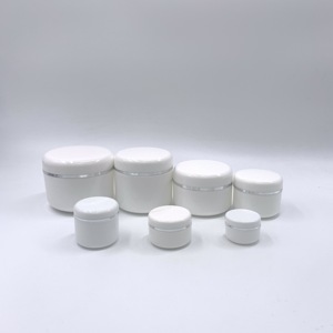Tarro de Crema Facial Vacío con Logotipo Personalizado al por Mayor, Envase para Productos de Cuidado de la Piel, Tarro Redondo de Plástico Blanco con Borde Plateado, 30ml 50ml 100ml - Product Image 1