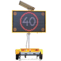 Panneau de message variable coloré de levage hydraulique à énergie solaire de qualité supérieure aux normes australiennes, panneaux VMS de couleur