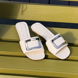Sandales plates noires en cuir pour femmes avec boucle métallique dorée, à enfiler, décontractées pour l'été, la plage et les loisirs - Product Image 4
