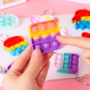 Porte-clés Pop It Fidget Toy arc-en-ciel, petite taille, anti-stress pour enfants, unisexe, en plastique, style mignon - Product Image 1