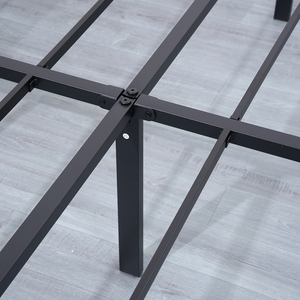 Cadre de lit plateforme en acier pleine taille, moderne et minimaliste, avec plaquettes en caoutchouc noir mat et lattes métalliques renforcées sur la barre centrale - Product Image 5
