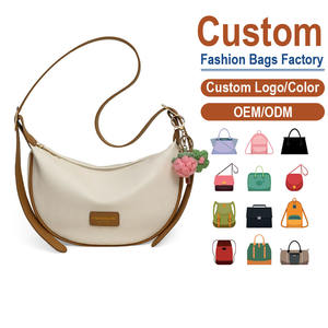 Auténtico bolso bandolera de cuero PU con cadenas y dije de rosa tejido a crochet |   Correa Ajustable |   Capacidad de 5L |   Tacto Suave y Sedoso |   Fábrica Personalizada - Product Image 1