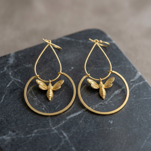 Boucles d'oreilles créoles en laiton plaqué or faites à la main par Soumya Creations, style bohème, forme d'insecte, Rajasthan, pour mariage, fiançailles, cadeau - Product Image 3