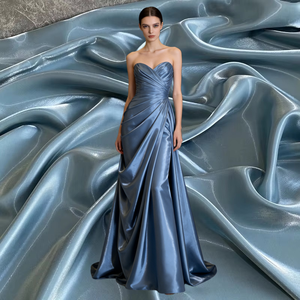 Tessuto in Raso Liquido Glitterato 100% Poliestere Resistente alle Pieghe per Abiti da Sera e Abbigliamento - Product Image 1