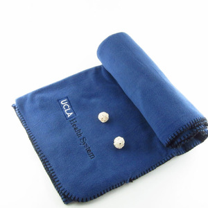 Couverture polaire légère certifiée GRS en gros, avec logo brodé personnalisé, couleur unie, cadeau d'entreprise, de voyage, OEM, confortable, OEKO - Product Image 1