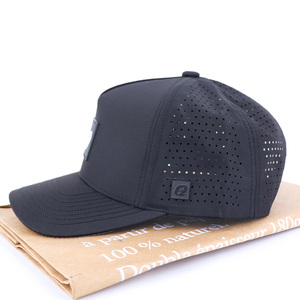 Atlético resistente al agua hombres impermeable <span class=keywords><strong>Golf</strong></span> sombrero agujero corte láser perforado 5 paneles poliéster gorras de béisbol con logotipo personalizado - Product Image 4