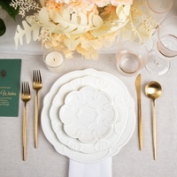 Assiettes de Présentation en Porcelaine Fine Blanche Gaufrée, Forme Florale, pour Mariages – Vente en Gros Fabricant de Vaisselle