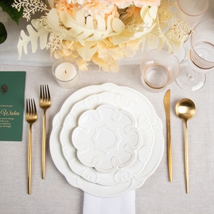 Assiettes de Présentation en Porcelaine Fine Blanche Gaufrée, Forme Florale, pour Mariages – Vente en Gros Fabricant de Vaisselle - Product Image 1