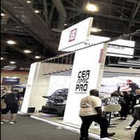 Stand de Exhibición Modular Personalizado para el Show SEMA Island, con Caja de Luz SEG y Maletas con Ruedas