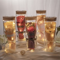 Ensemble de fleurs de savon artisanales sous cloche en verre avec veilleuse LED, bouquet de roses, œillets et tournesols, fleurs éternelles préservées