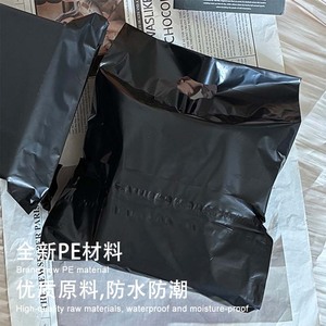 Bolsa de mensajería negra mate Group Finance de 14 mil con asa engrosada, autosellable, de gran capacidad para logística y embalaje - Product Image 3