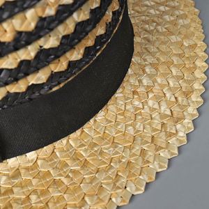 Chapeau de paille rayé pour femme, large bord, protection solaire, style boater, idéal plage et extérieur, collection été 2025 - Product Image 4