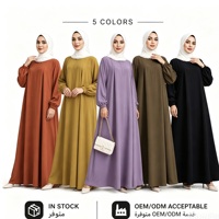 Robe longue minimaliste légère en tissu froissé avec buste froncé et manches longues à revers, coupe trapèze |   Abaya décontractée ample pour musulmanes au quotidien