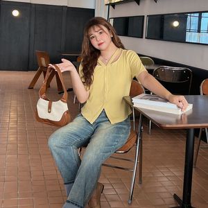 Camiseta de manga corta con cuello en V y bajo irregular de punto suave Runqi para mujer, talla grande, en colores cremoso, amarillo y negro. - Product Image 3