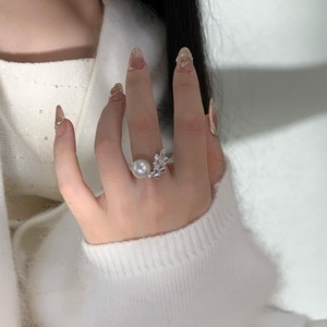 Bague de luxe en argent pur S925, exquise, avec incrustation de plumes d'oiseau de prairie blanches australiennes Aurora, de diamants et de perles, forme de chiffre en carbone élevé - Product Image 2