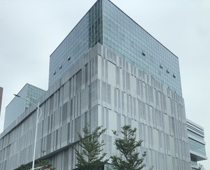 Revêtement de façade extérieur en panneaux solides en aluminium PVDF sur mesure, mur-rideau métallique pour la construction commerciale - Product Image 1