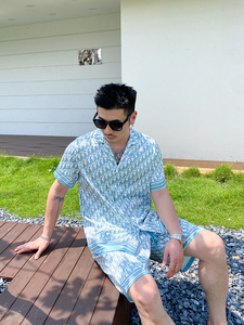 Set Due Pezzi <span class=keywords><strong>Uomo</strong></span> 2024: <span class=keywords><strong>Camicia</strong></span> e Pantaloncini in <span class=keywords><strong>Raso</strong></span> <span class=keywords><strong>di</strong></span> Seta con Stampa Lettering Blu, Design Originale all'Ingrosso - Product Image 3
