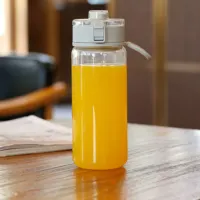 Garrafa de água personalizada com 21.1oz, garrafa plástica sem bpa do logotipo personalizado do estilo simples com tampa da garrafa de água