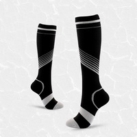 Chaussettes de sport rayées noires en gros pour hommes et femmes, chaussettes de compression antidérapantes à séchage rapide pour le football