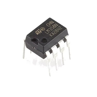Circuit intégré double amplificateur opérationnel LM358P LM358N DIP 8 pour l'amplification de tension, les modules de capteurs et l'assemblage de cartes électroniques.