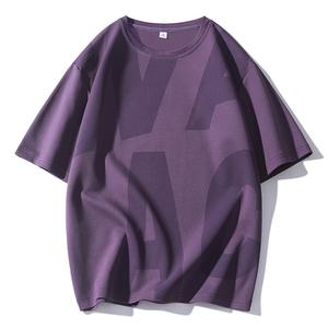 T-shirt élégant pour hommes avec lettrage-Impression de typographie audacieuse sur tissu respirant, idéal pour un look avant-gardiste - Product Image 2