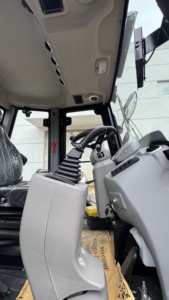 รถตักล้อยางตีนตะขาบ Caterpillar 420F ปี 2026 ใหม่เอี่ยม ขับเคลื่อน 4 ล้อ พร้อมปั๊ม Kawasaki 8 ตัน กำลัง 123 กิโลวัตต์ ความจุบุ้งกี๋ 1.0 ลูกบาศก์เมตร - Product Image 3