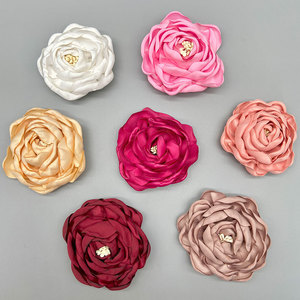 Rosas 3D hechas a mano de 7 cm, flores de tela para bricolaje, ropa, zapatos, sombreros y accesorios. - Product Image 1