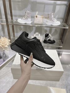 รองเท้าวิ่ง Alexander Breathable Mesh Upper Retro Chunky Sole รุ่น Mc. รองเท้าผ้าใบแบบมีรูระบายอากาศบริเวณหัวรองเท้า สำหรับผู้ชายและผู้หญิง สวมใส่ได้ทุกวัน รุ่นควีน - Product Image 2