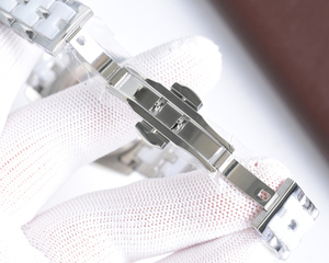 Artisanat exquis alliant luxe, élégance et style unique, profondément apprécié par les femmes de tous les milieux. Montre mécanique - Product Image 4