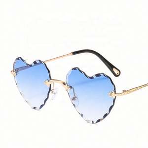Gafas de Sol de Metal Pequeñas Sin Montura con Logotipo Personalizado, Última Moda, Gafas de Sol Sin Montura UV400 con Forma de Corazón para Mujer - Product Image 1