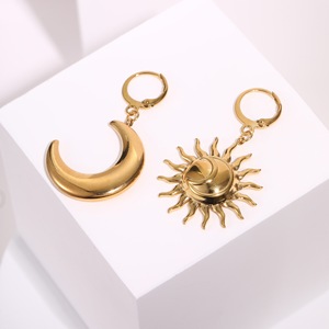 Pendientes de aro asimétricos Sun Moon Chapado en oro Pendientes de diseño celestial Joyería de declaración única para mujeres en estilo místico - Product Image 3