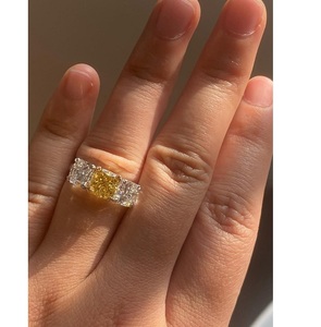 Bague de fiançailles en or massif 14 carats avec trois diamants de laboratoire jaunes taille coussin 2 carats, sur mesure, pour mariage, certifiée - Product Image 6